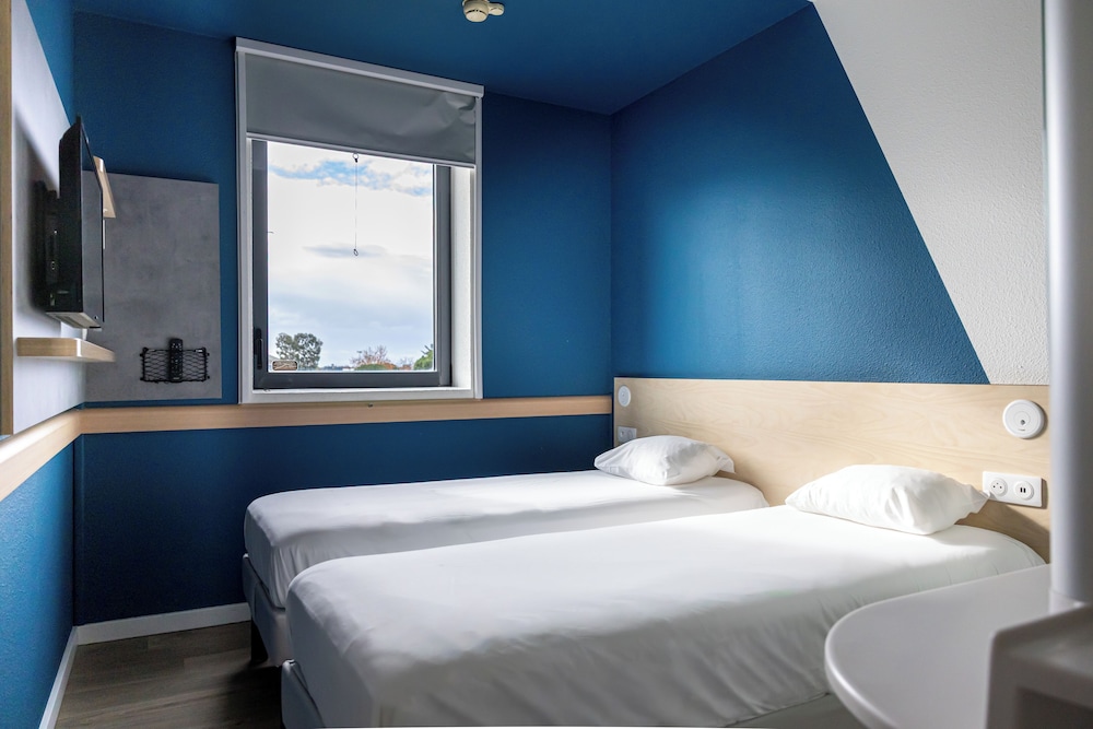 Habitación con dos camas individuales del hotel Ibis Budget Toulouse Aéroport. Foto 8