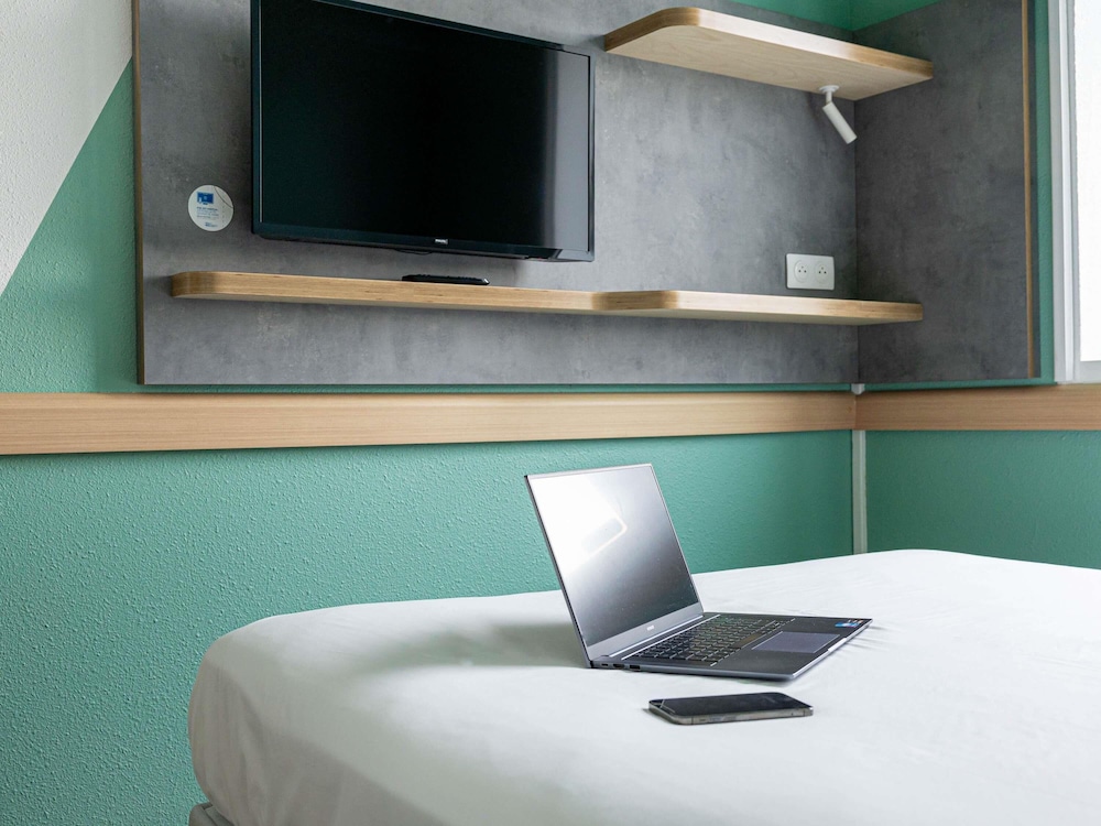 Habitación TRIPLE con una cama de gran tamaño y litera del hotel Ibis Budget Toulouse Aéroport. Foto 3