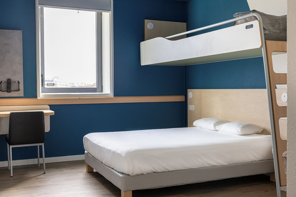 Habitación TRIPLE con una cama de gran tamaño y litera del hotel Ibis Budget Toulouse Aéroport. Foto 5