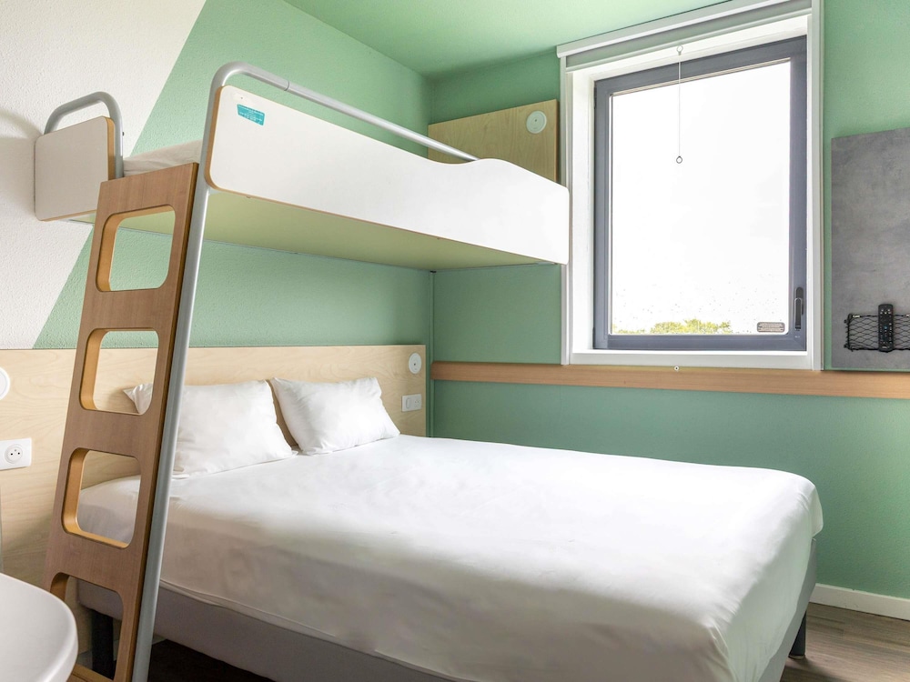 Habitación TRIPLE con una cama de gran tamaño y litera del hotel Ibis Budget Toulouse Aéroport. Foto 7