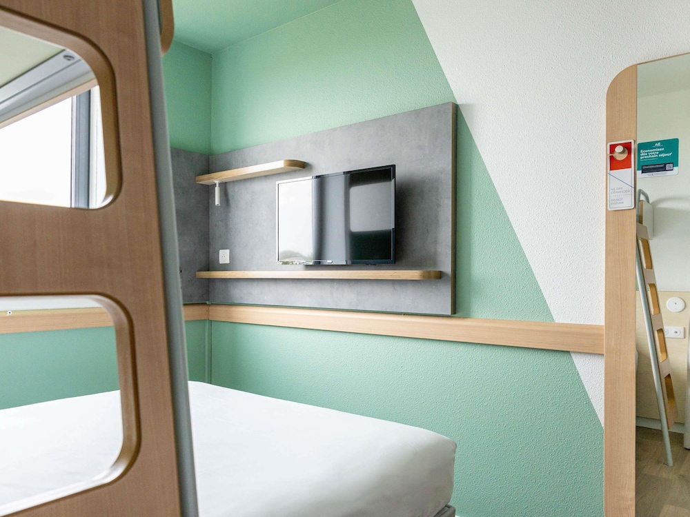 Habitación TRIPLE con una cama de gran tamaño y litera del hotel Ibis Budget Toulouse Aéroport. Foto 8