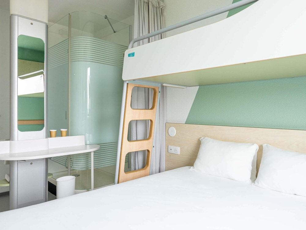 Habitación TRIPLE con una cama de gran tamaño y litera del hotel Ibis Budget Toulouse Aéroport. Foto 9