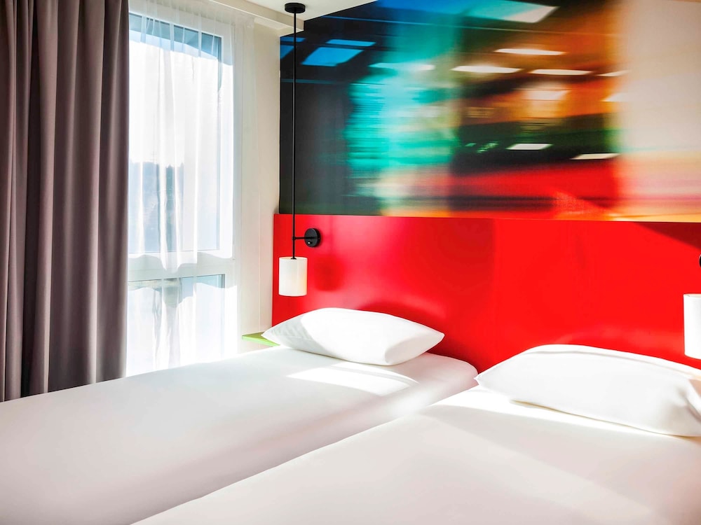 Habitación estándar con camas individuales del hotel Ibis Styles Mulhouse Centre Gare. Foto 2