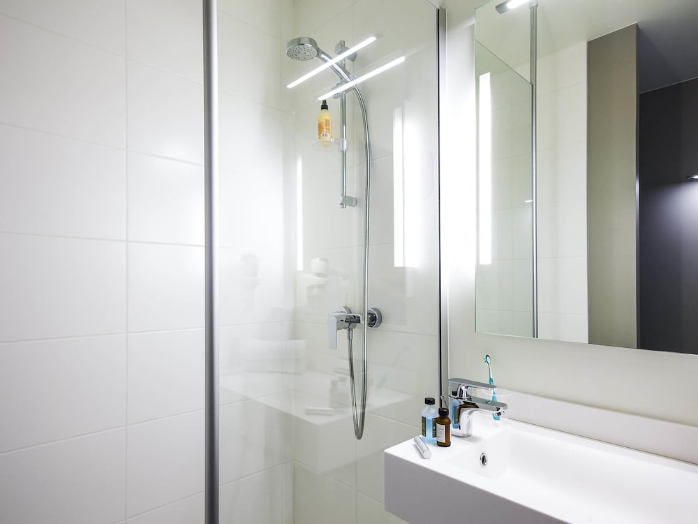 Habitación estándar con camas individuales del hotel Ibis Styles Mulhouse Centre Gare. Foto 4