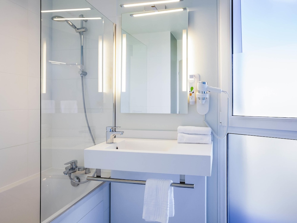Suite familiar estándar con una cama doble y camas individuales del hotel Ibis Styles Mulhouse Centre Gare. Foto 2
