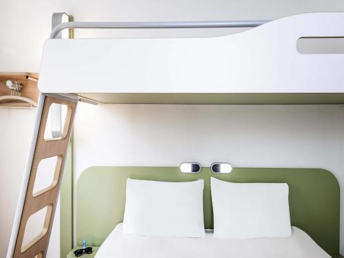 Habitación Triple con litera del hotel ibis budget Sisteron. Foto 3