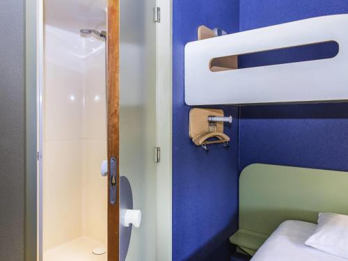 Habitación Triple con litera del hotel ibis budget Sisteron. Foto 4