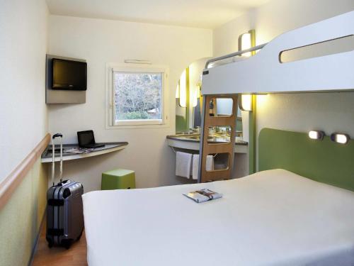 Habitación Triple con litera del hotel ibis budget Sisteron. Foto 5