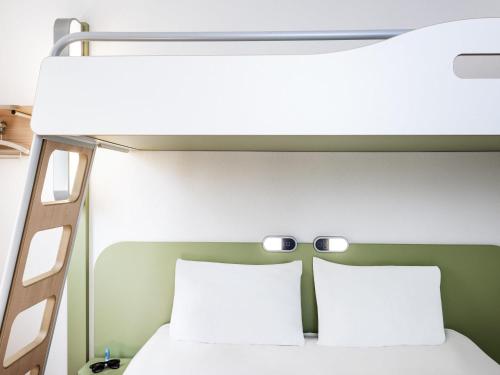 Habitación Triple con litera del hotel ibis budget Sisteron. Foto 6