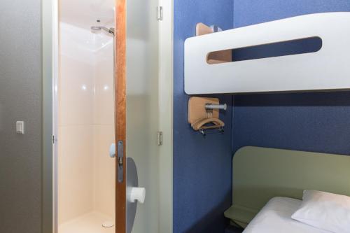 Habitación Doble Estándar con litera - 2 camas individuales del hotel ibis budget Sisteron. Foto 1