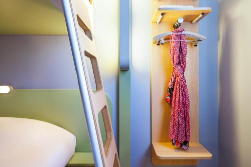 Habitación Doble Estándar con litera - 2 camas individuales del hotel ibis budget Sisteron. Foto 2