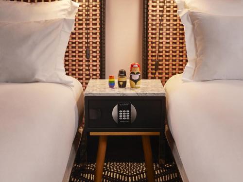 Large Mama Double Room with Two Double Beds del hotel Mama Shelter Paris West. Foto 1