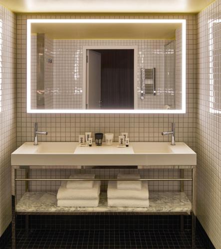 Medium Mama Double Room - Disability Access del hotel Mama Shelter Paris West. Foto 5