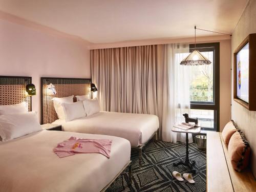 Large Mama Double Room with Two Double Beds del hotel Mama Shelter Paris West. Foto 5