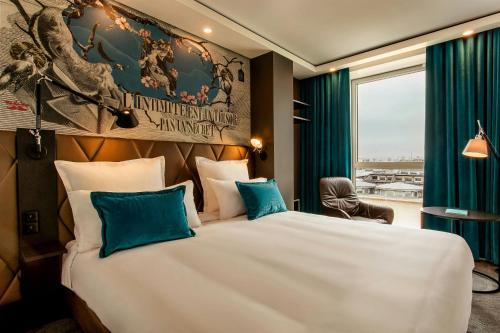 Habitación con cama extragrande. del hotel One Paris - Porte Dorée