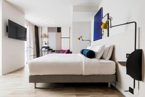 Habitación Deluxe del hotel Le Grand Quartier. Foto 1