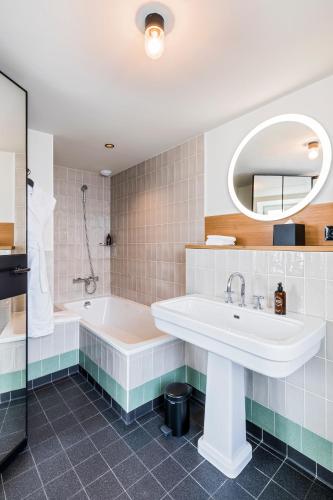 Suite del hotel Le Grand Quartier. Foto 1