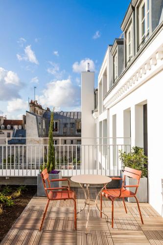 Suite con terraza del hotel Le Grand Quartier. Foto 3