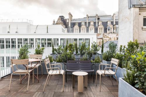 Suite con terraza del hotel Le Grand Quartier. Foto 5