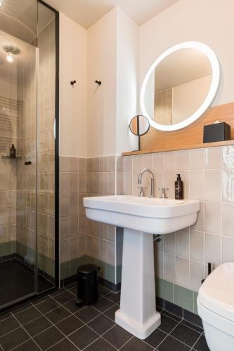 Habitación Familiar con baño privado del hotel Le Grand Quartier. Foto 1