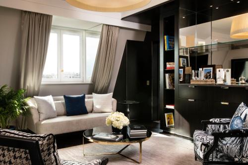 Suite Charles Ferry con vistas a la Torre Eiffel del hotel Le Damantin and Spa. Foto 2
