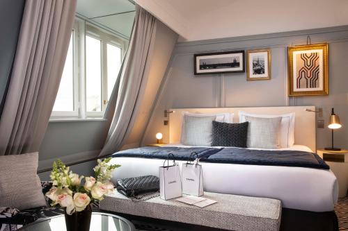 Suite Charles Ferry con vistas a la Torre Eiffel del hotel Le Damantin and Spa. Foto 4