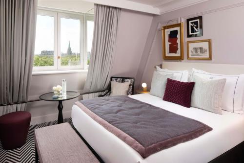 Habitación Boutique con vistas a la Torre Eiffel del hotel Le Damantin and Spa