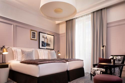 Habitación Deluxe con vistas a la Torre Eiffel del hotel Le Damantin and Spa. Foto 1