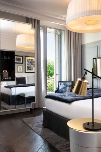 Habitación Prestige con vistas a la Torre Eiffel del hotel Le Damantin and Spa. Foto 1