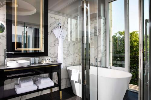 Habitación Prestige con vistas a la Torre Eiffel del hotel Le Damantin and Spa. Foto 3