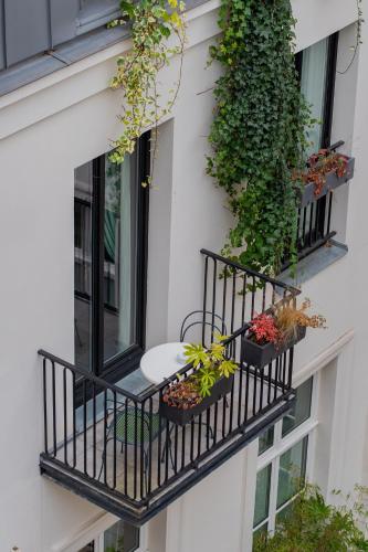 Habitación Doble Superior con terraza - 1 o 2 camas - Saint Fiacre avec Balcon del hotel Grands Boulevards Experimental. Foto 4