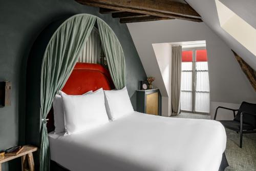 Suite Junior - Parisian Eaves del hotel Grands Boulevards Experimental. Foto 12