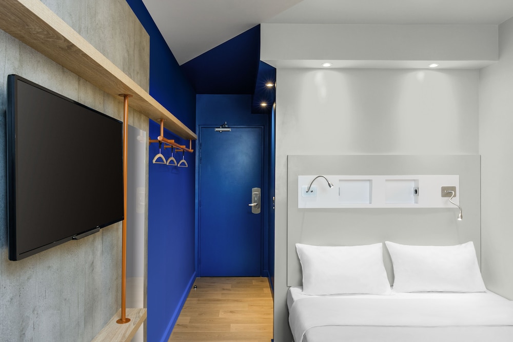 Habitación Doble con cama grande del hotel Ibis Budget Paris Clichy Mairie. Foto 1