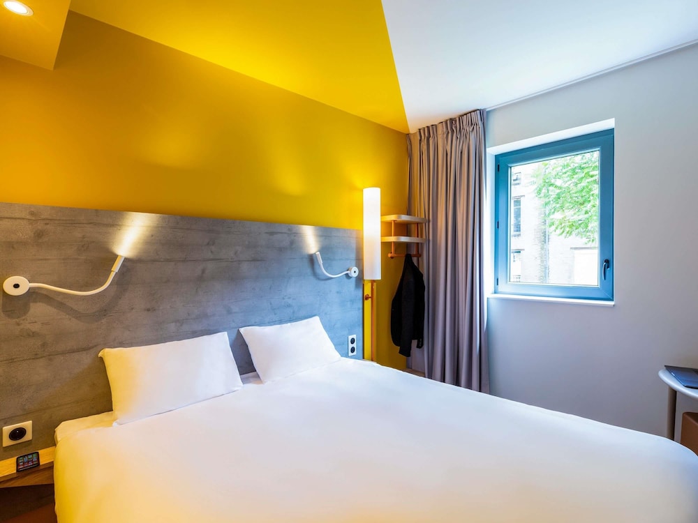 Habitación Doble con cama grande del hotel Ibis Budget Paris Clichy Mairie. Foto 2