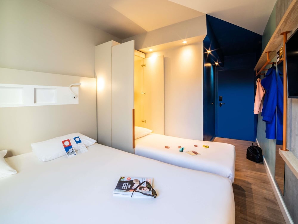 TRIPLE - Habitación con una cama doble y una cama plegable del hotel Ibis Budget Paris Clichy Mairie