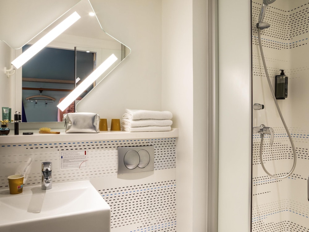 TRIPLE - Habitación con una cama doble y una cama plegable del hotel Ibis Budget Paris Clichy Mairie. Foto 1