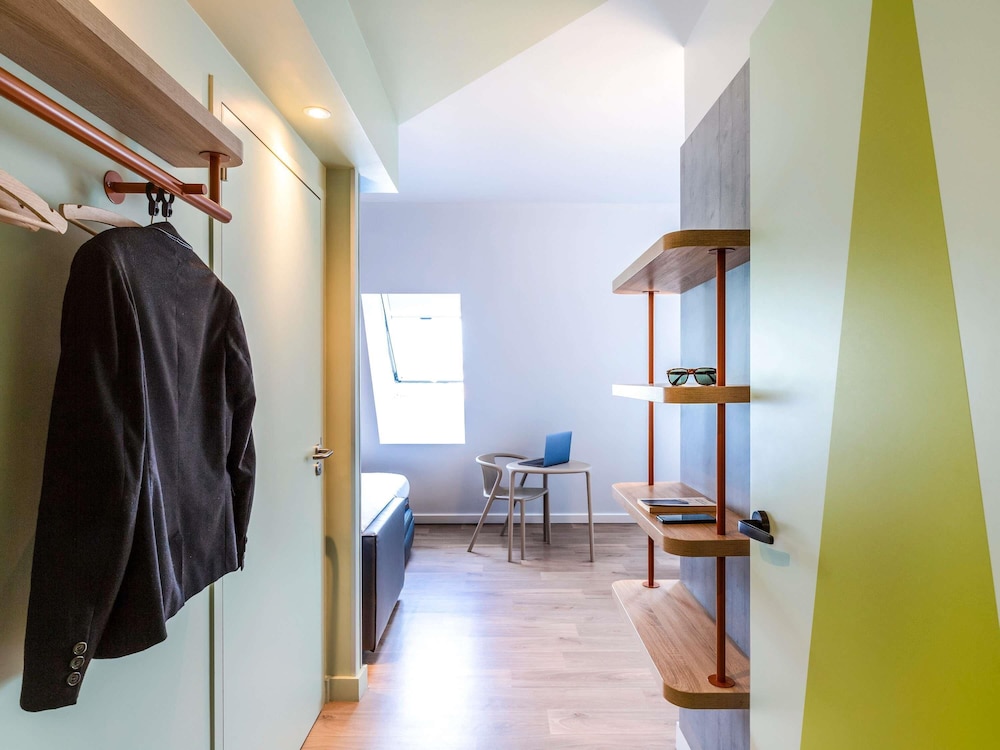 Habitación para movilidad reducida con cama grande adaptada del hotel Ibis Budget Paris Clichy Mairie. Foto 1