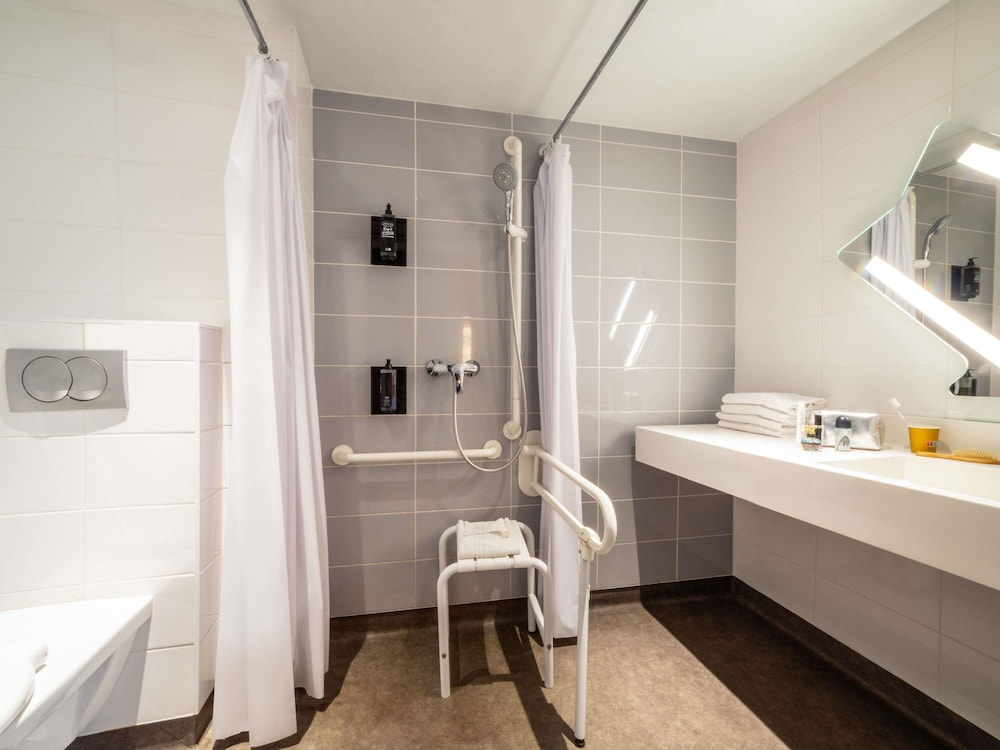 Habitación para movilidad reducida con cama grande adaptada del hotel Ibis Budget Paris Clichy Mairie. Foto 2