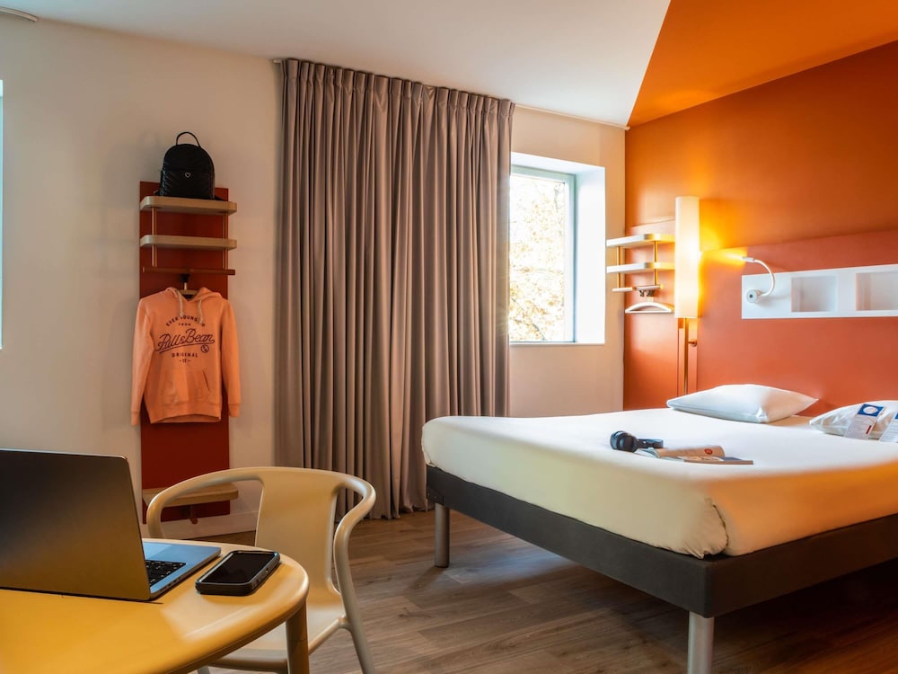 Habitación para movilidad reducida con cama grande adaptada del hotel Ibis Budget Paris Clichy Mairie. Foto 3