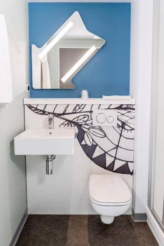 DOBLE - Habitación con una cama grande del hotel ibis budget Aubenas. Foto 6