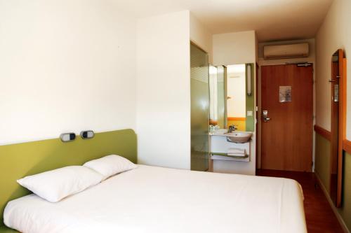 DOBLE - Habitación con una cama grande del hotel ibis budget Aubenas. Foto 16