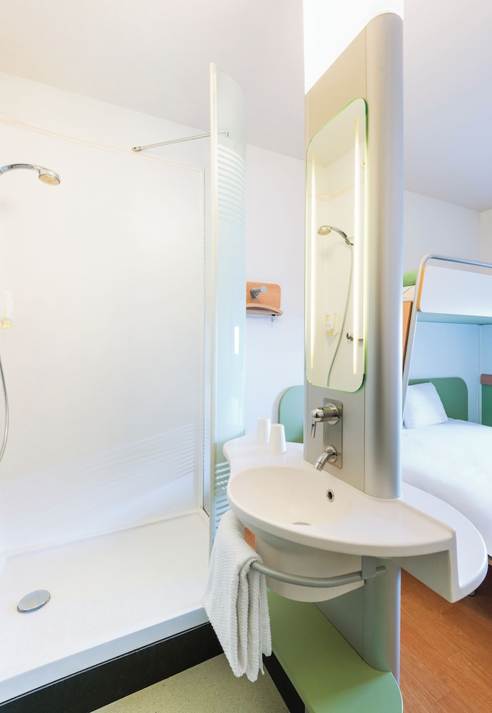 Habitación Estándar con cama doble y litera del hotel Ibis Budget Koeln Messe. Foto 3