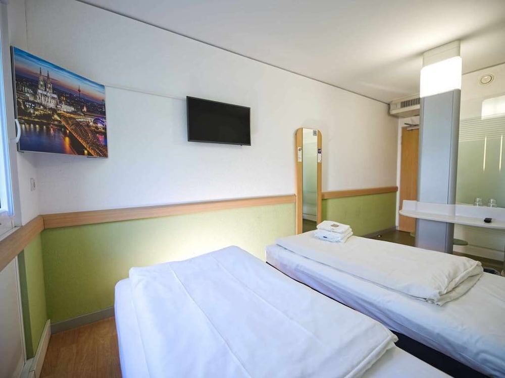 Habitación Doble con dos camas individuales del hotel Ibis Budget Koeln Messe. Foto 1
