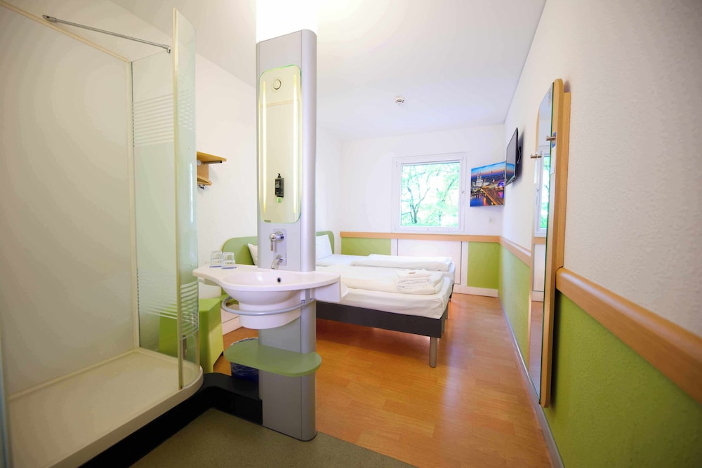 Habitación Doble con dos camas individuales del hotel Ibis Budget Koeln Messe. Foto 2