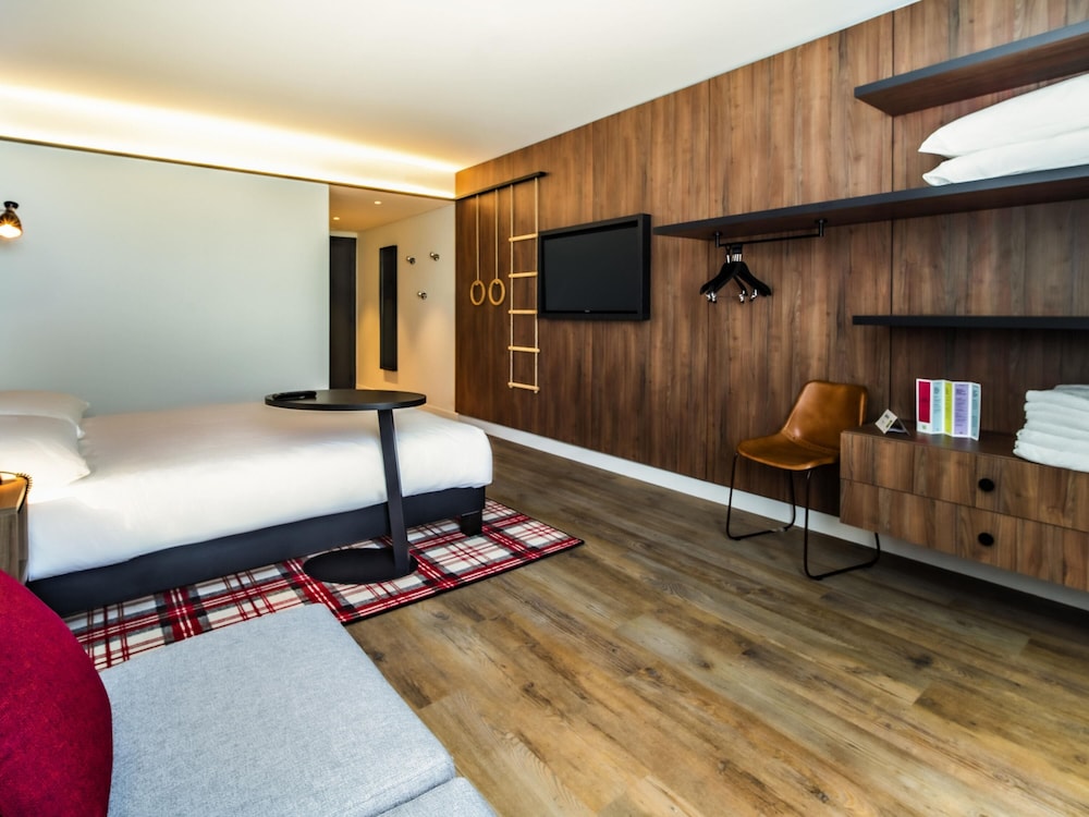 ¿Habitación familiar? con 1 cama doble y un sofá - cama del hotel ibis Styles Castelnaudary. Foto 1