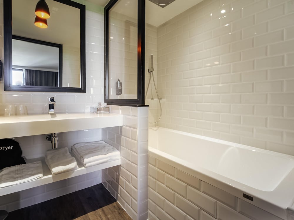 ¿Habitación familiar? con 1 cama doble y un sofá - cama del hotel ibis Styles Castelnaudary. Foto 7