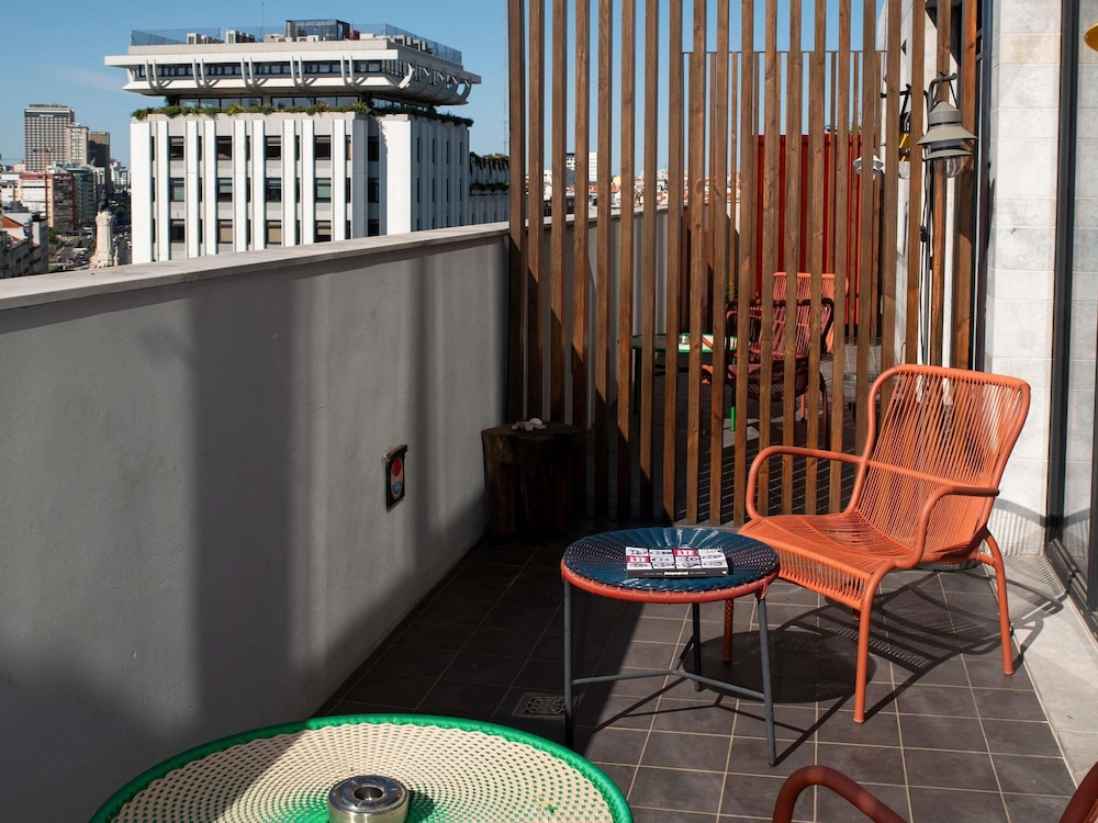 Medium Mama Doble con Terraza del hotel Mama Shelter Lisboa. Foto 9