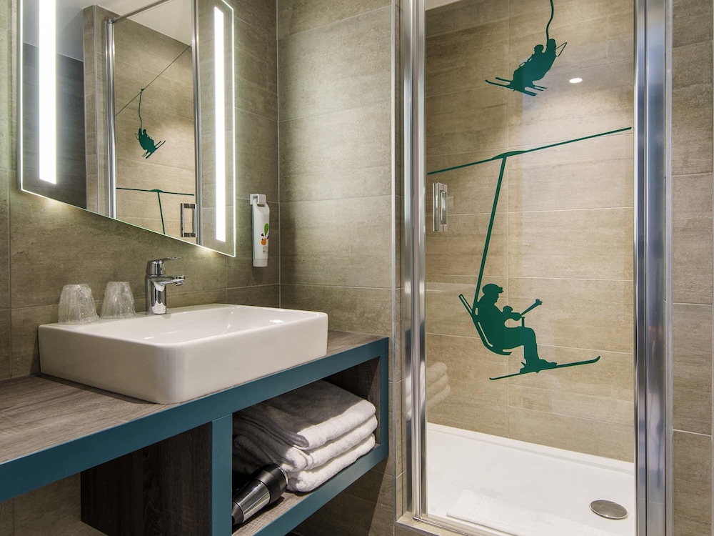 Habitación Standard con una cama doble del hotel ibis Styles Sallanches Pays du Mont-Blanc. Foto 1