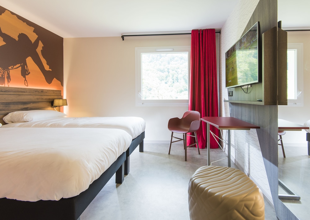Habitación Standard con dos camas individuales del hotel ibis Styles Sallanches Pays du Mont-Blanc. Foto 1