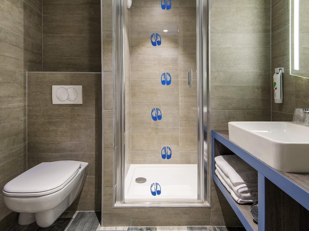 Habitación Standard con dos camas individuales del hotel ibis Styles Sallanches Pays du Mont-Blanc. Foto 4